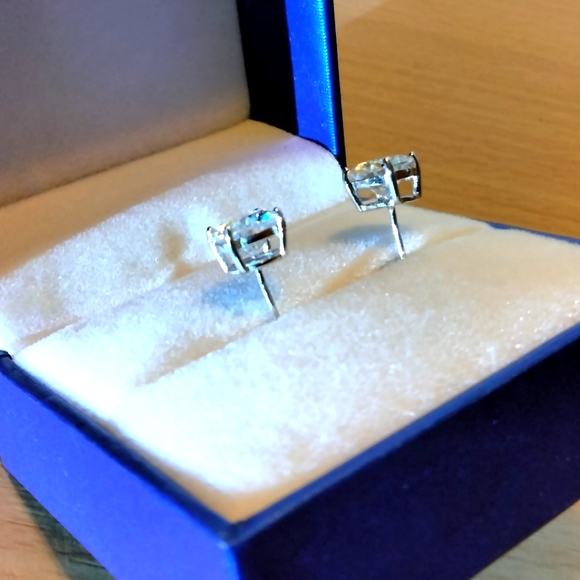 Moissanite diamond stud earring 4kt. - Picture 1 of 12